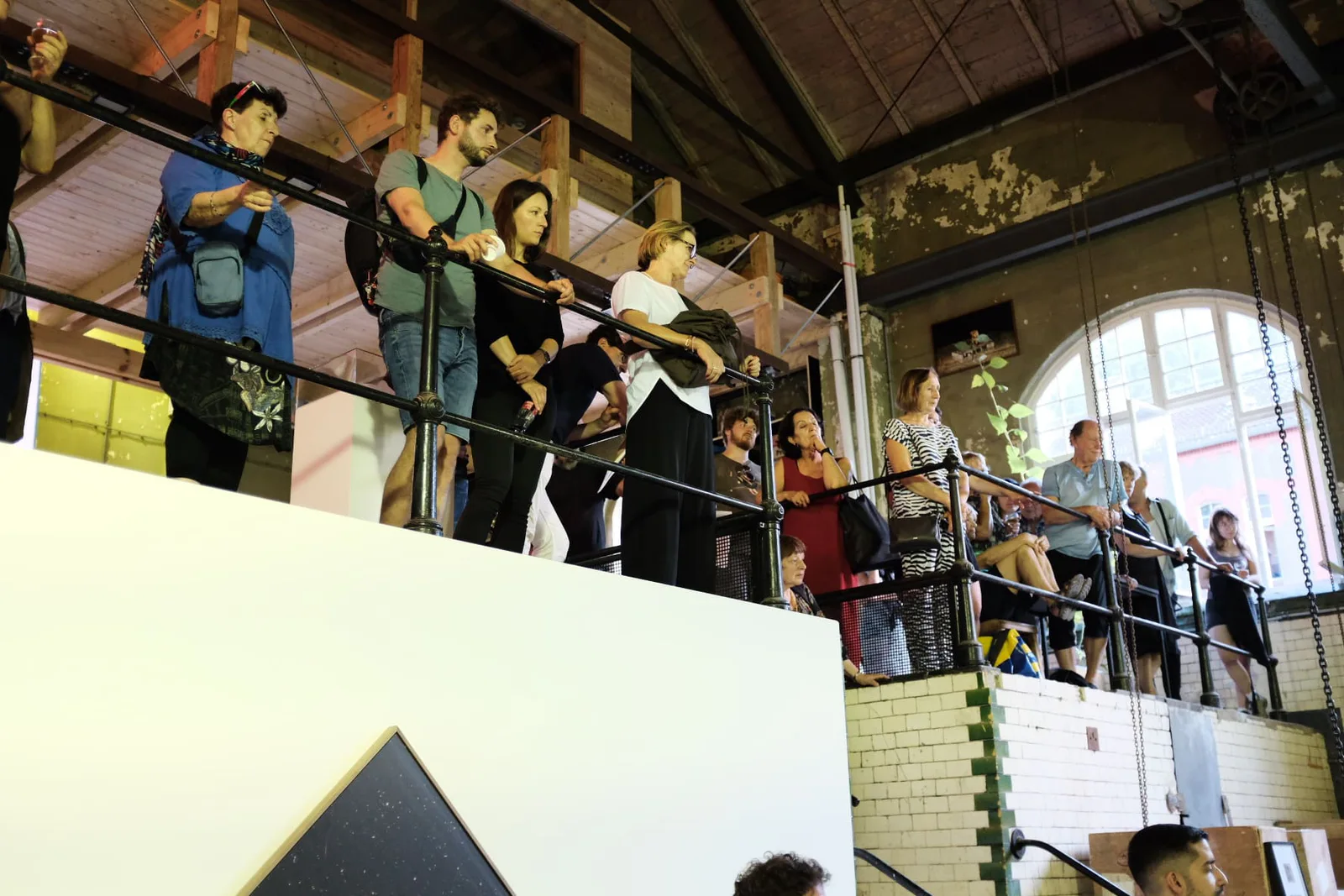 Neue Erinnerungen, Eröffnung: Besucher stehen auf einer Galerie und blicken in die Halle hinunter, Foto Arne Ahlert