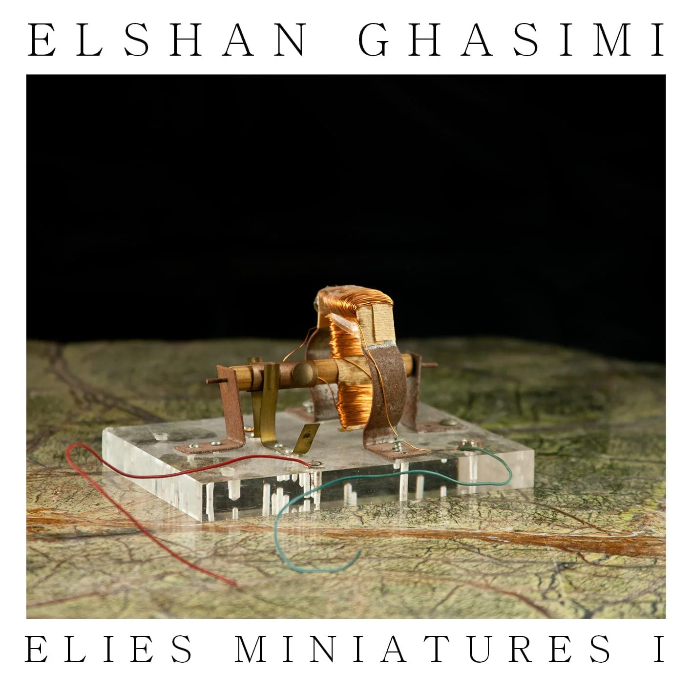 Albumcover „Elshan Ghasimi – Elies Miniatures I“: ein kleines Musikinstrument-Objekt auf einer Landkarte