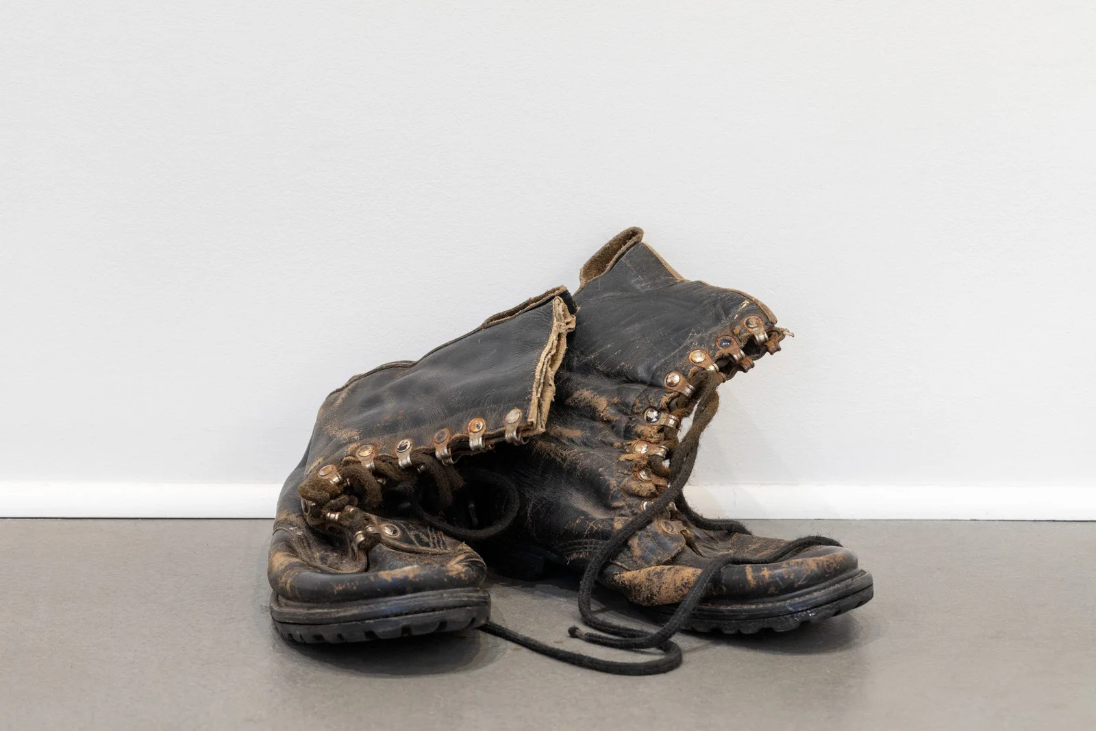 GABRIEL & JMH Schindele – Paar #11: 1968–2019 (Werkzeuge): a pair of worn black boots with studs