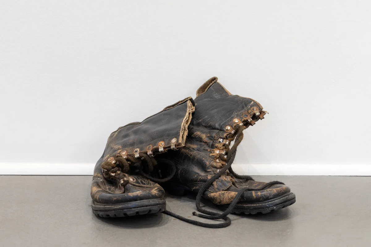 GABRIEL & JMH Schindele – Paar #11: 1968–2019 (Werkzeuge): ein Paar abgetragener schwarzer Stiefel mit Nieten
