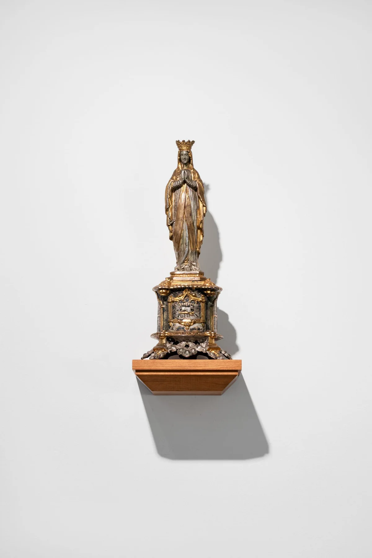 Unknown artist (France), title unknown, late 19th century: small gilded Madonna figure on a wall bracket