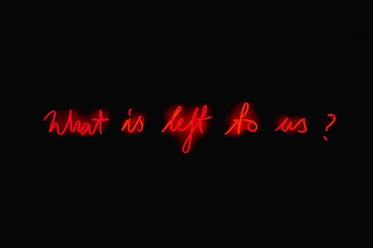 Michal Martychowiec, What is left to us?, 2020: rote Neonschrift auf schwarzem Grund