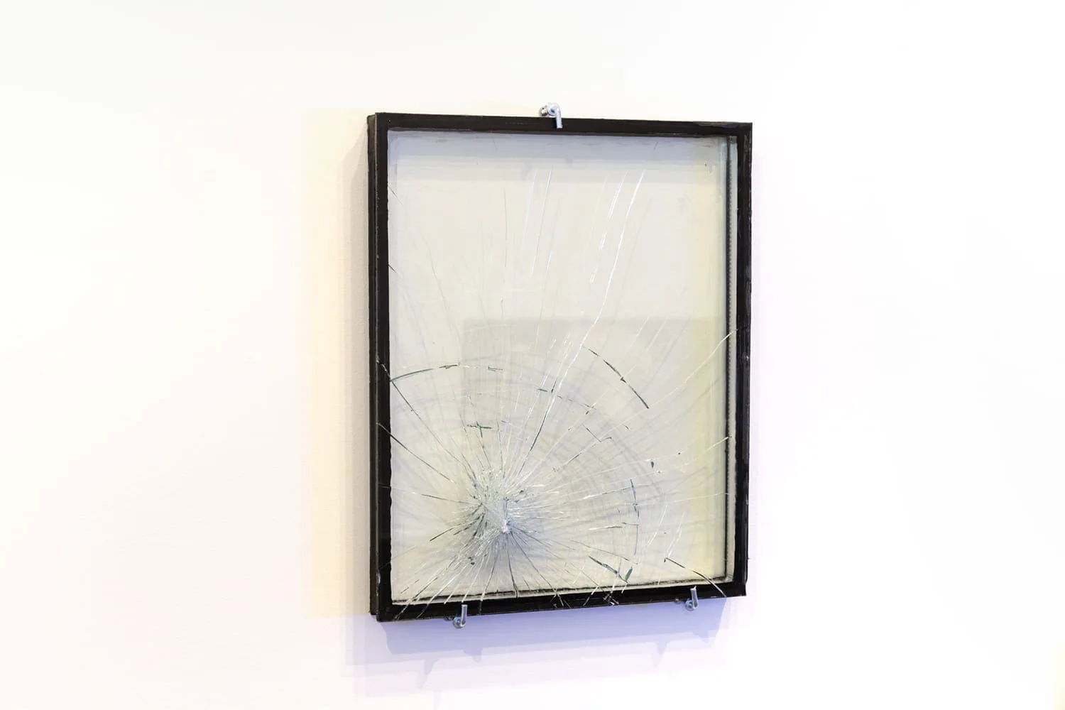 Michal Martychowiec, The incredulity of Saint Thomas II: gerahmte zersprungene Glasscheibe