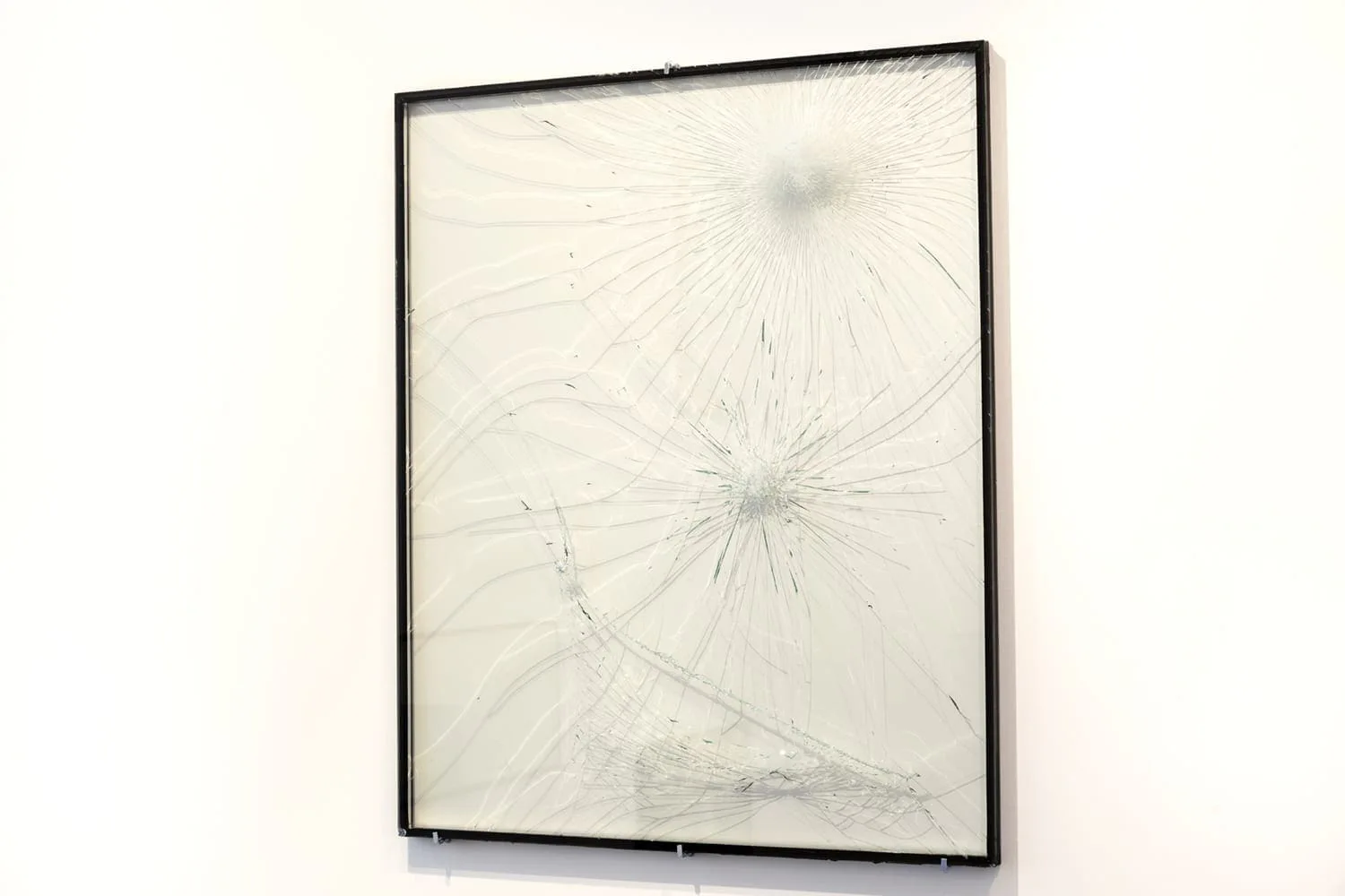Michal Martychowiec, The incredulity of Saint Thomas III: gerahmte zersprungene Glasscheibe mit Einschlagstelle