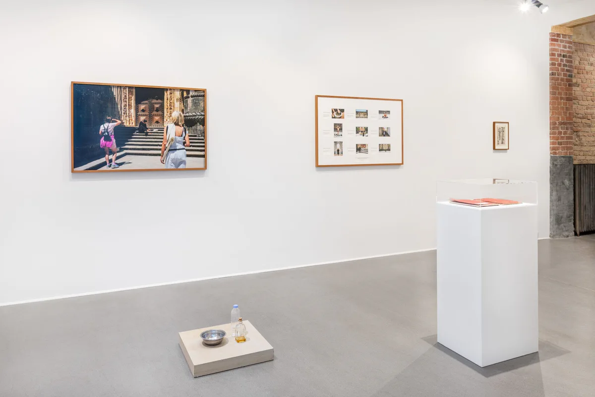 Marianische Antiphonen I, exhibition view: two framed photographs, small drawings and two white plinths