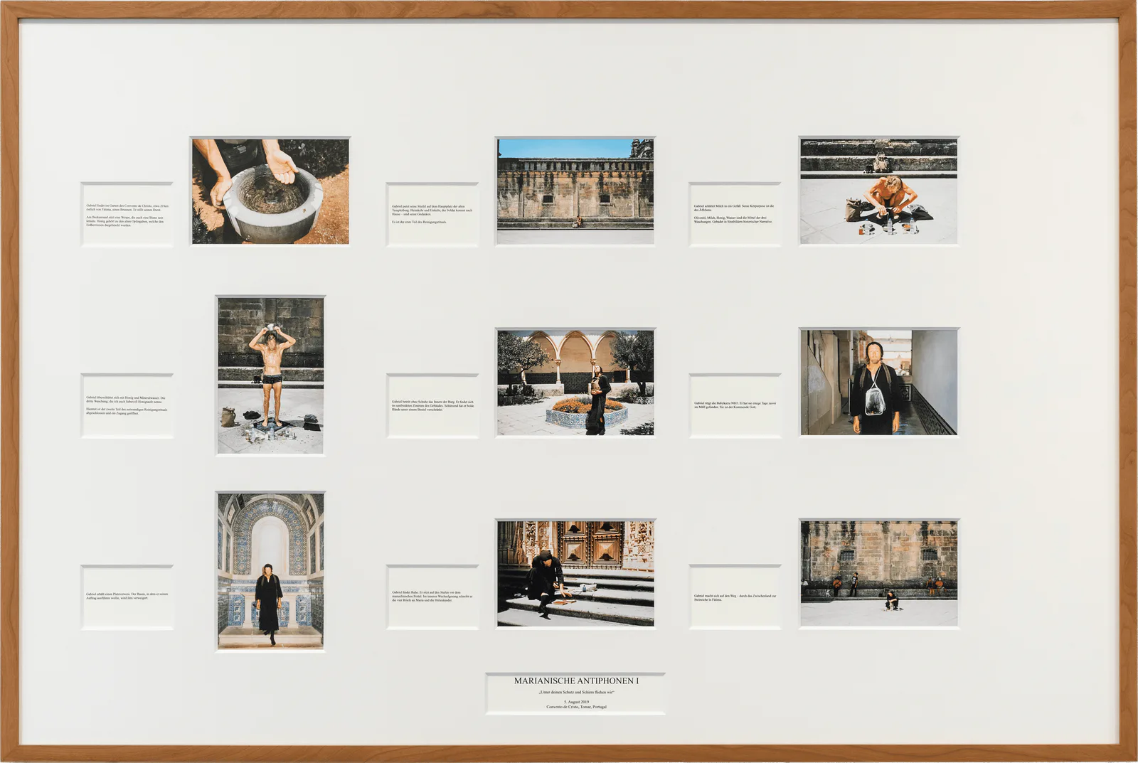 GABRIEL & Julian M. H. Schindele – Marianische Antiphonen I (Tafel), 2020: gerahmte Tafel mit Reihen kleiner Fotografien und Textkarten