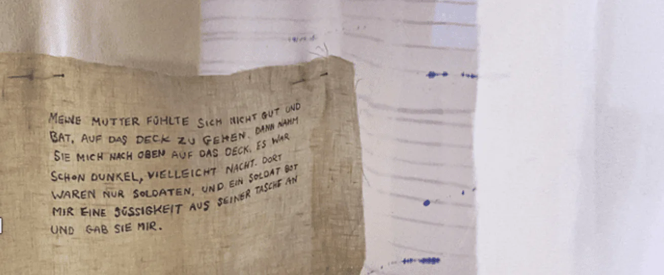 Atalya Laufer, EXODUS (Detail), 2024: handgeschriebener Text auf hellem Stoff