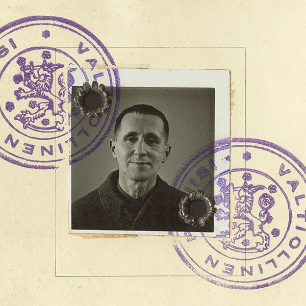 Brecht-Tage 2024: Passfoto von Bertolt Brecht mit finnischen Stempeln, Akademie der Künste Berlin