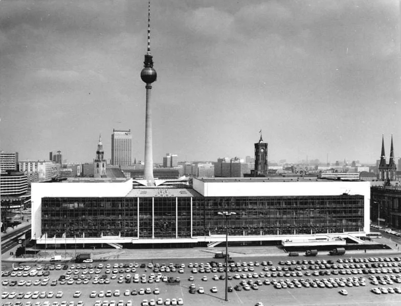 The Palast der Republik in Berlin with the television tower, black-and-white photograph from 1986 from the Bundesarchiv