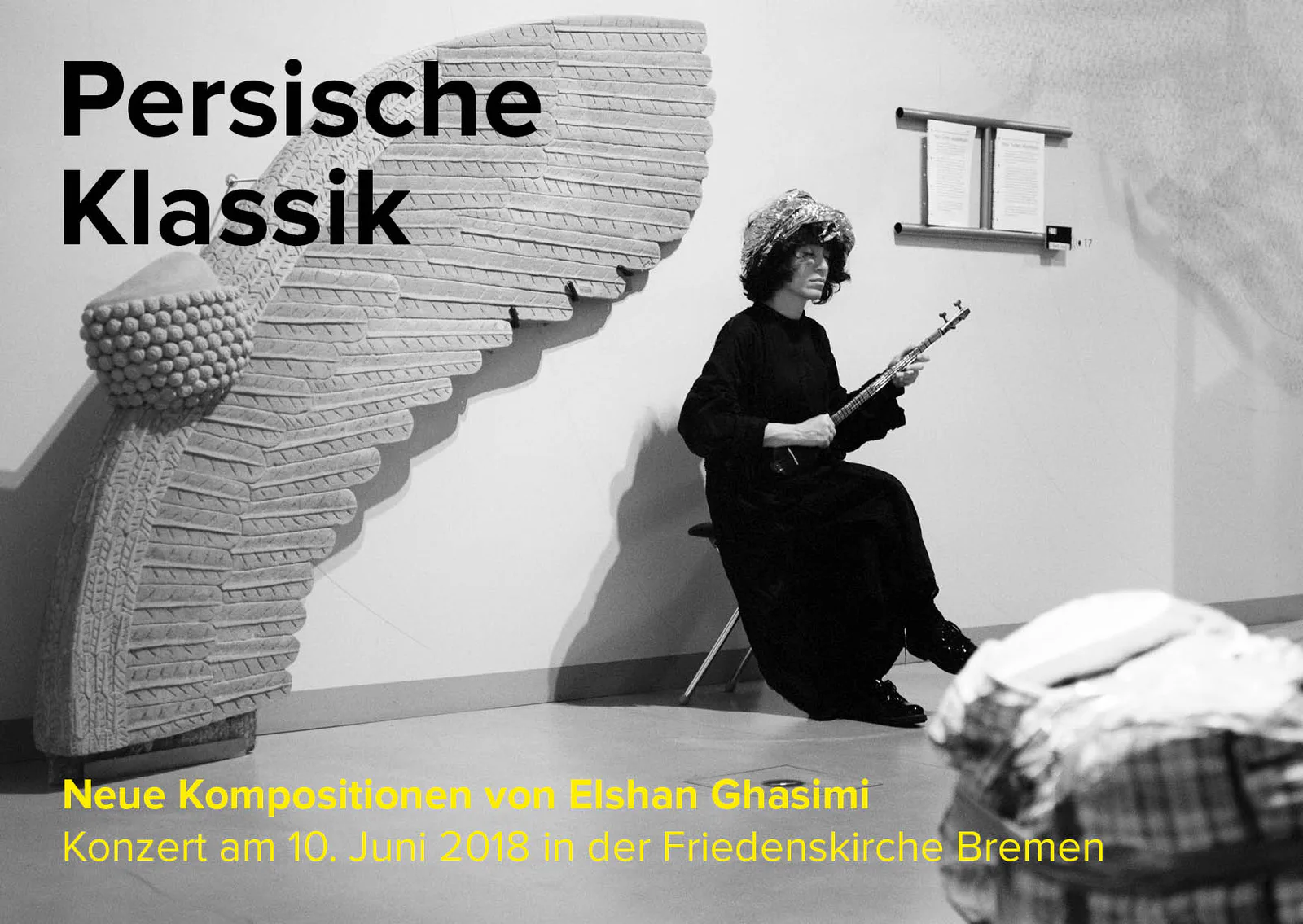 Postkarte „Persische Klassik – Neue Kompositionen von Elshan Ghasimi“, Konzert am 10. Juni 2018 in der Friedenskirche Bremen, mit einem Foto der Musikerin neben einer Skulptur