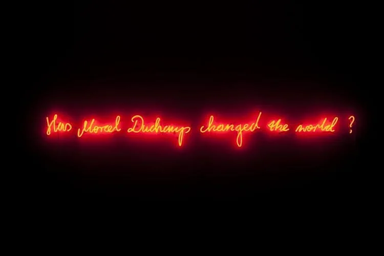 Michal Martychowiec, Has Marcel Duchamp changed the world?, 2014: rote Neonschrift „Has Marcel Duchamp changed the world?“ in der Dunkelheit