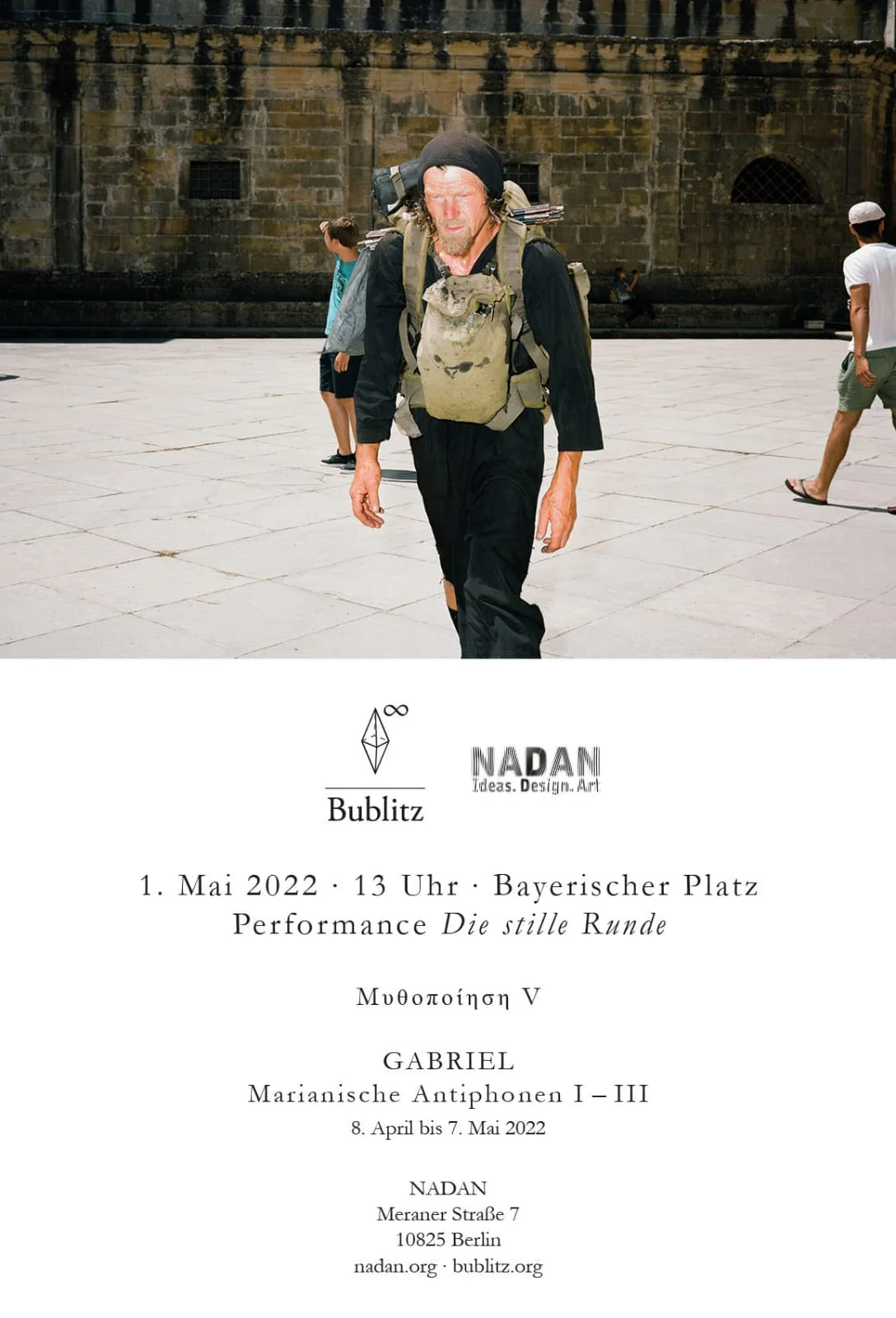 Einladung von Bublitz und NADAN zur Performance „Die stille Runde“ von GABRIEL am 1. Mai 2022 am Bayerischen Platz, mit Foto des Künstlers mit Rucksack