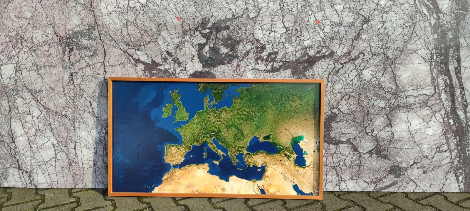 GABRIEL, Marianische Antiphonen I – III: framed satellite map of Europe in front of a wall covered in map paper