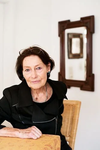 Porträt von Inge Buck an einem Tisch, Foto Julia Baier