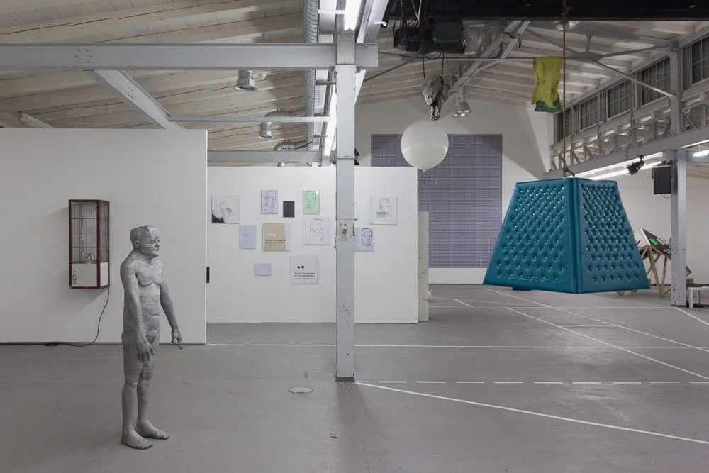 Handlungsbereitschaft, Installationsansicht: Ausstellungshalle mit einer Statue, Bildern an Wänden und einem blauen Objekt
