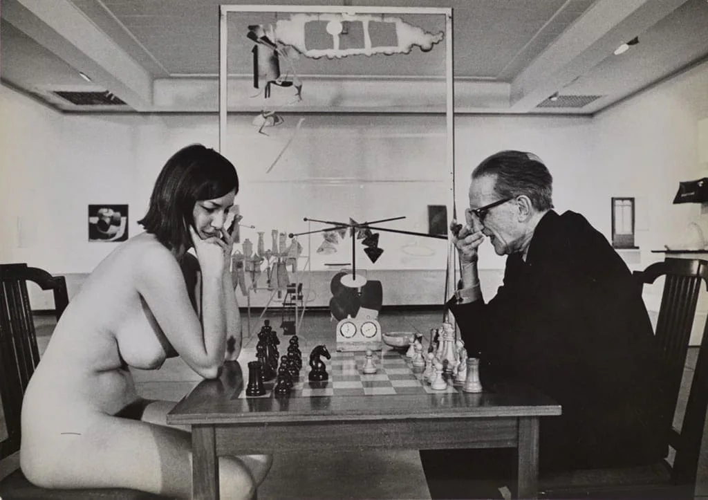 Julian Wasser – Duchamp retrospective at the Pasadena Art Museum 1963: Marcel Duchamp playing chess with a naked Eve Babitz, black and white