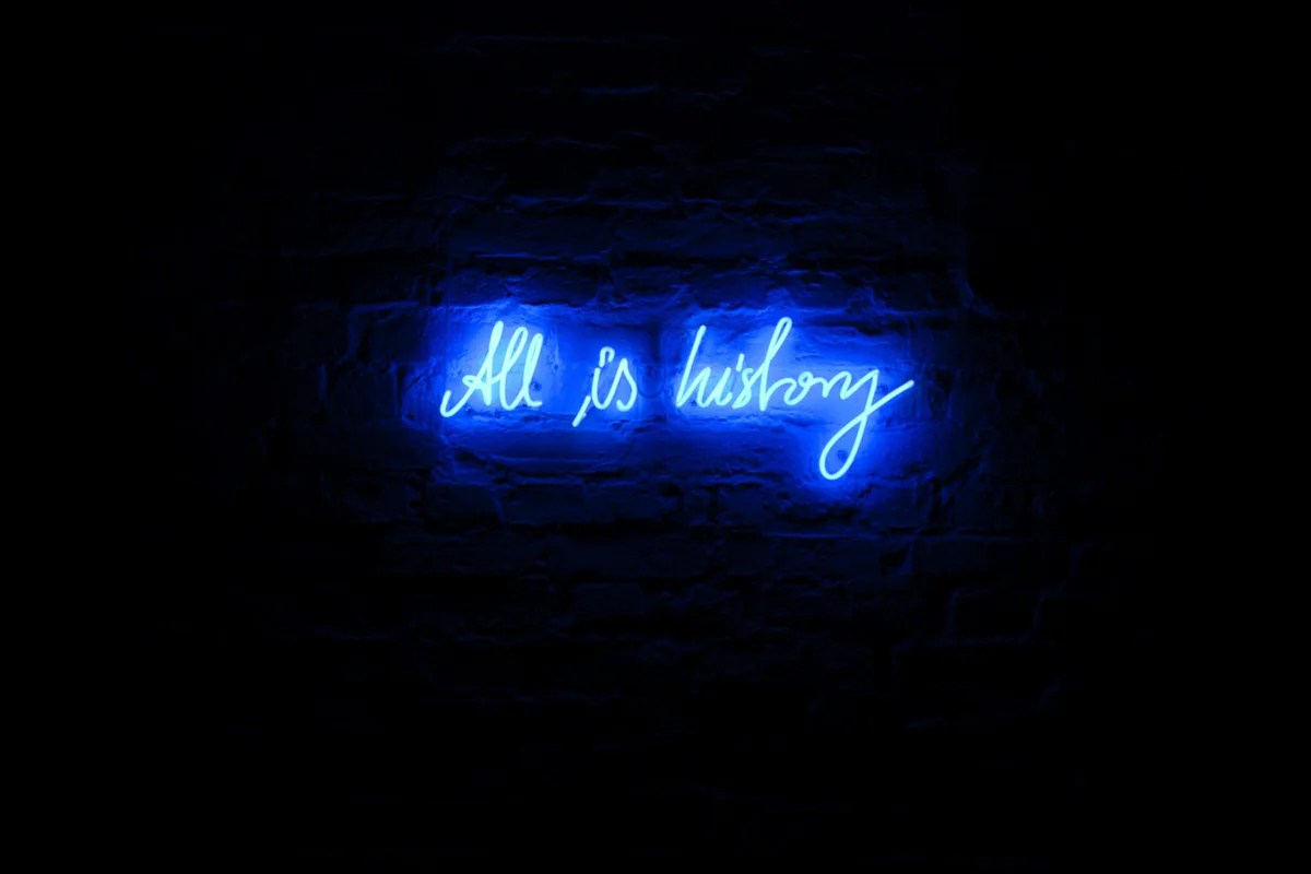 Michal Martychowiec – All is history, 2012: blaue Neonschrift „All is history“ an einer dunklen Wand