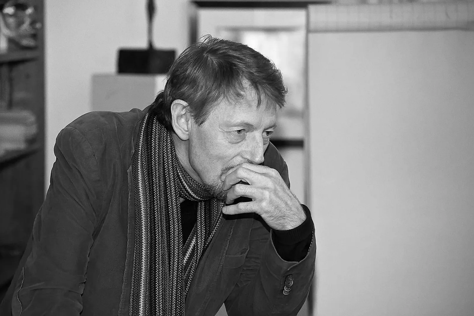 Reinhard Knodt, Schriftsteller und Philosoph, nachdenklich mit der Hand am Kinn, Schwarz-Weiß