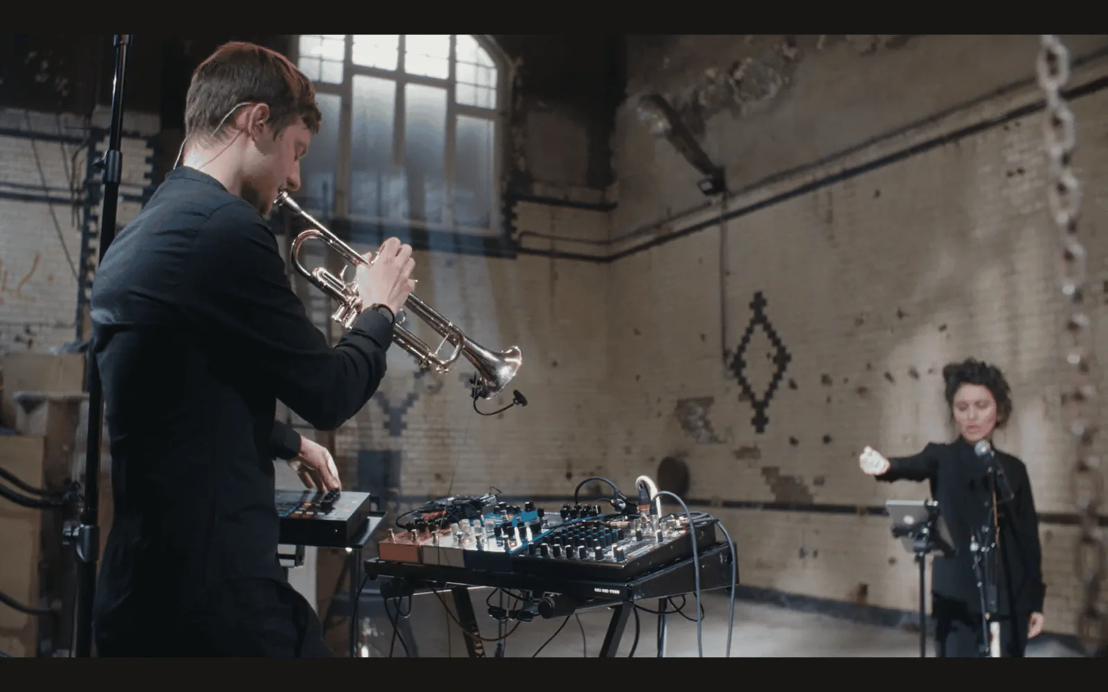 Elshan Ghasimi und Philipp Püschel mit Trompete und Elektronik in einem alten Industrieraum, Foto Madeleine Brunnmeier