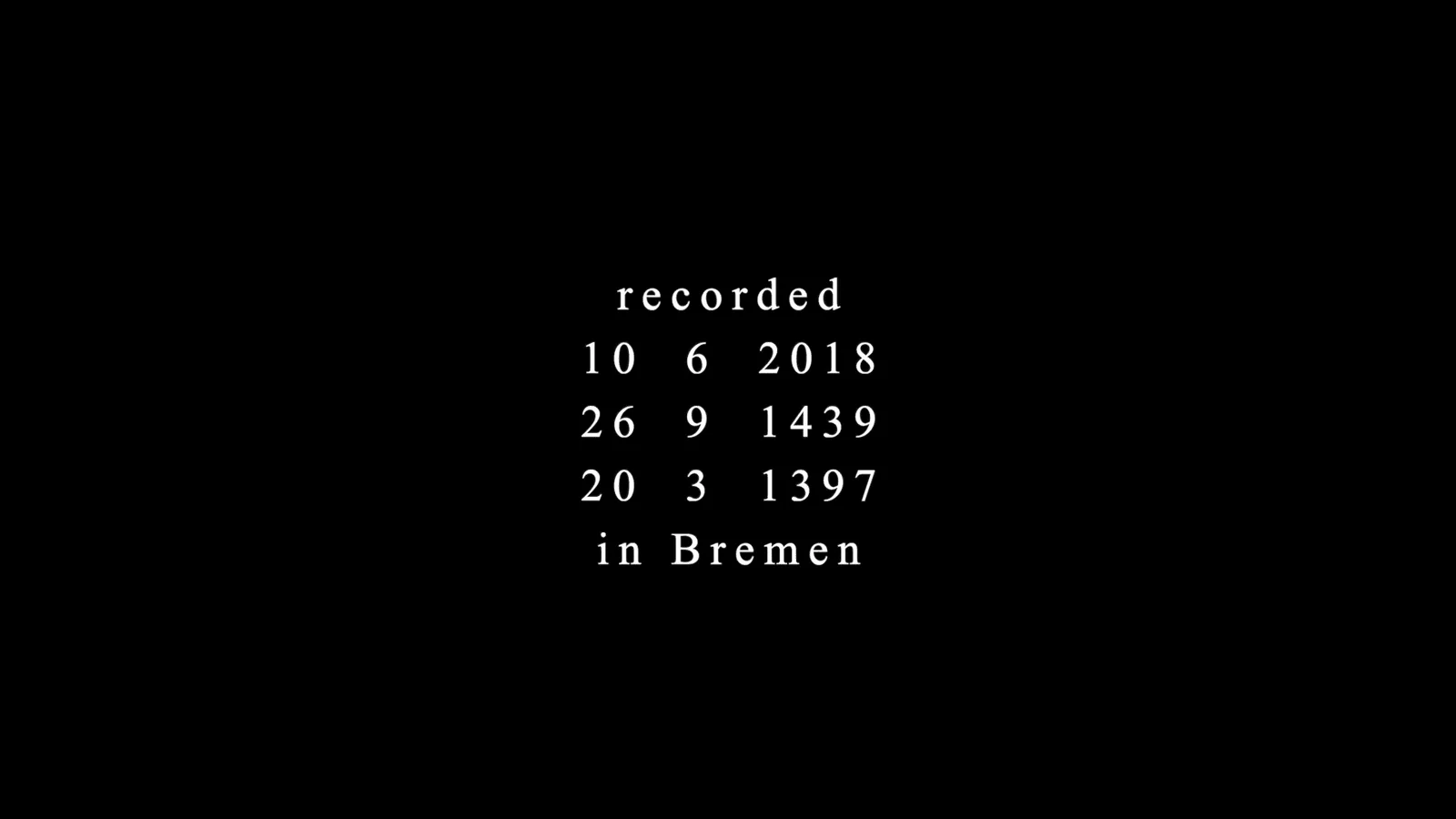 Schwarze Tafel mit der Aufschrift „recorded 10 6 2018 · 26 9 1439 · 20 3 1397 in Bremen“