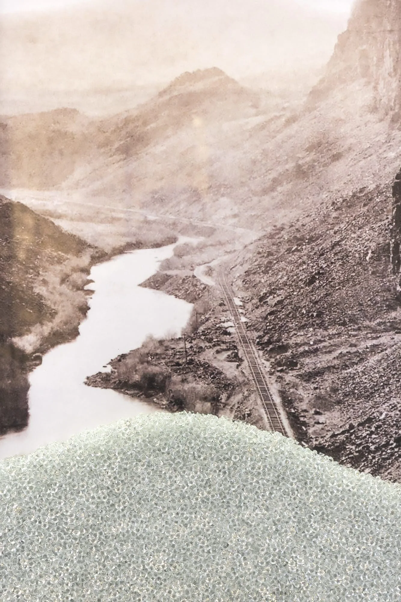 Michal Martychowiec, Sous les pavés, la plage (1868): an old photograph of a river valley with a railway line, a strip of gravel below