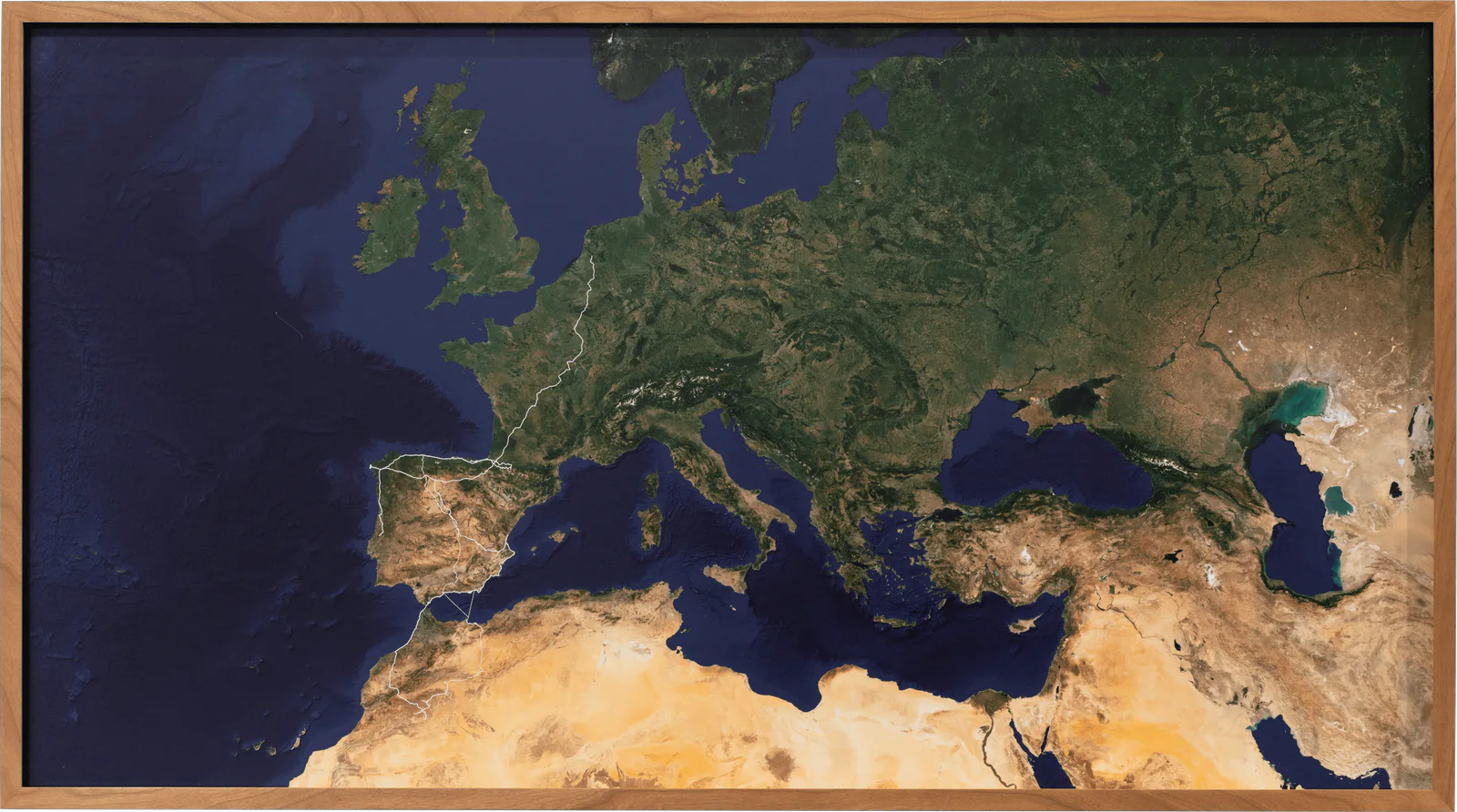 GABRIEL & JMH Schindele – Karte I: 15.9.2015–7.8.2019: gerahmte Satellitenkarte Europas und Nordafrikas
