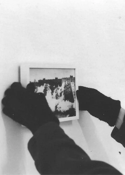 Lukas Mathis Töpfer: two hands holding a small photograph, black and white