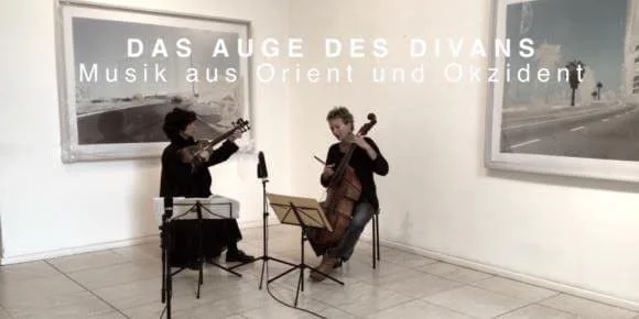 Das Auge des Divans: zwei Musikerinnen mit Geige und Cello vor großformatigen Fotografien