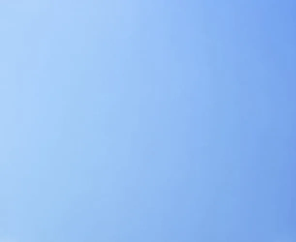 Hellblaue einfarbige Fläche, wie ein klarer Himmel