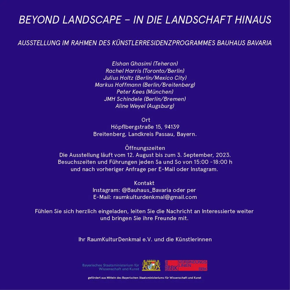 Einladung „Beyond Landscape – In die Landschaft hinaus“, Ausstellung im Künstlerresidenzprogramm Bauhaus Bavaria in Breitenberg, 12. August bis 3. September 2023, weiße Schrift auf Blau