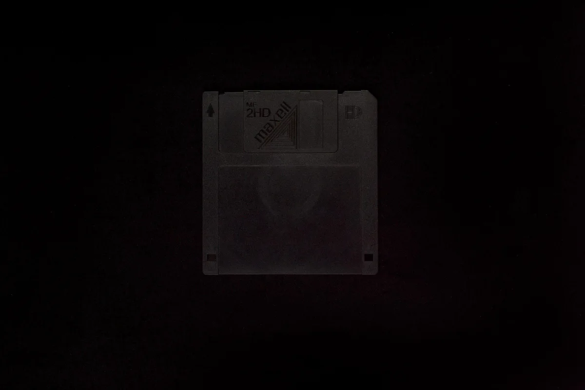 2-10 Schwarzer Monolith (date unknown): a black 3.5-inch floppy disk, barely visible on a black background