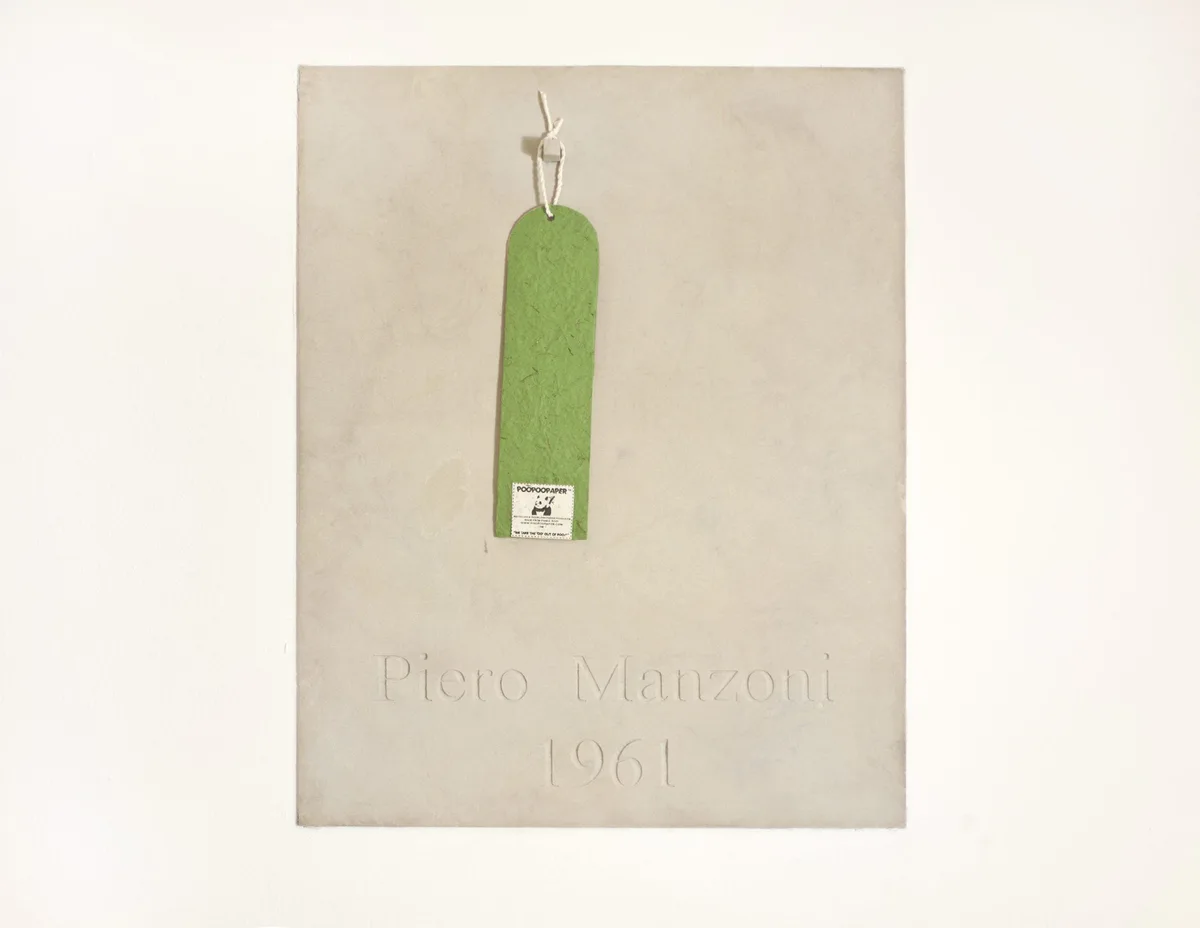 Michal Martychowiec, Everything about the contemporary is panda: Piero Manzoni 1961, 2016: Steinplatte mit Inschrift „Piero Manzoni 1961“ und grünem Streifen mit Panda-Aufkleber