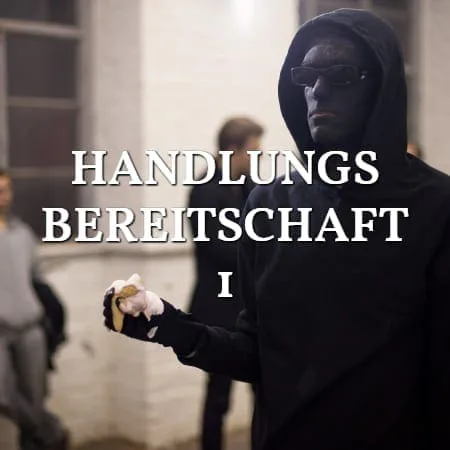 Handlungsbereitschaft 1: Performer in schwarzem Kapuzenpulli und Maske mit Eiskugel, Schriftzug über dem Bild