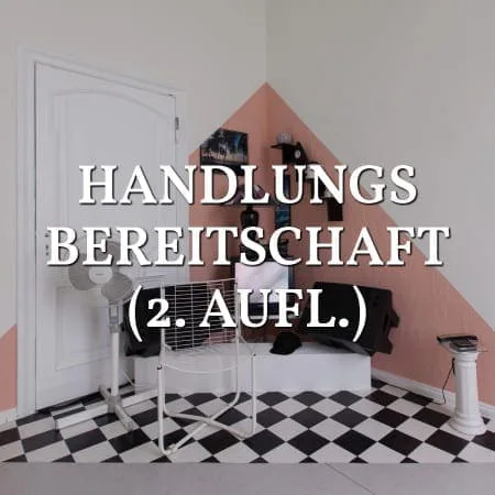 Handlungsbereitschaft (2. Aufl.): Raum mit rosa Dreieck an der Wand und Schachbrettboden, Schriftzug über dem Bild