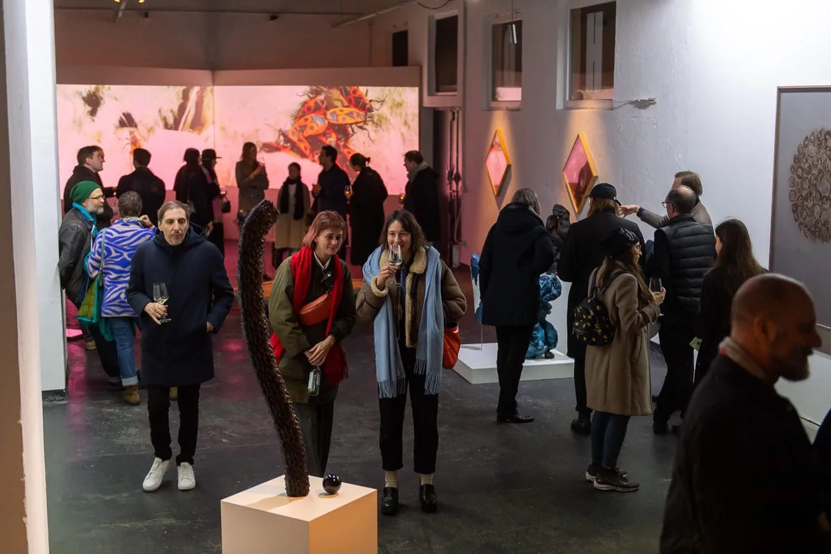 Besucher bei einer Ausstellungseröffnung in der Galerie HOTO, Foto Milos Djuric