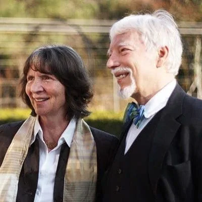 Porträt von Aleida und Jan Assmann, beide lächelnd im Freien