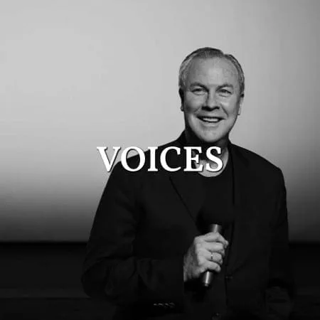 Mnemosyne Voices: Porträt von Robert Wilson, Schwarz-Weiß, Schriftzug über dem Bild