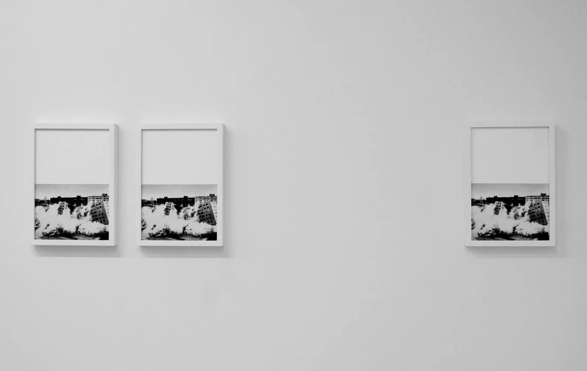 The road leads back and back to the black square: drei weiß gerahmte Fotografien einer Baumreihe an einer Galeriewand