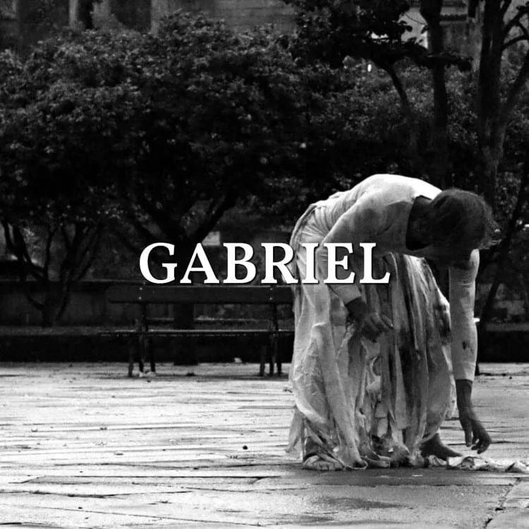 Gabriel: eine gebückte Figur mit wehendem Stoff auf einem Platz, Schwarz-Weiß, Schriftzug über dem Bild