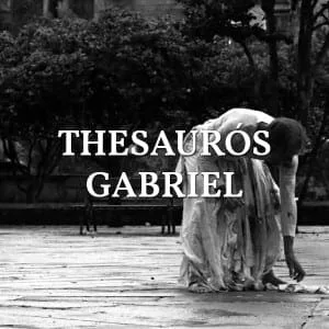 Thesaurós Gabriel: eine Figur mit wehendem Stoff vor einer Mauer, Schwarz-Weiß, Schriftzug über dem Bild