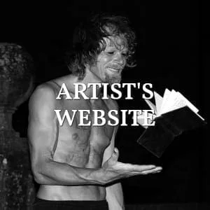 Website von Gabriel: ein Mann mit nacktem Oberkörper hält ein Buch, Schwarz-Weiß, Schriftzug „Artist's Website“ über dem Bild
