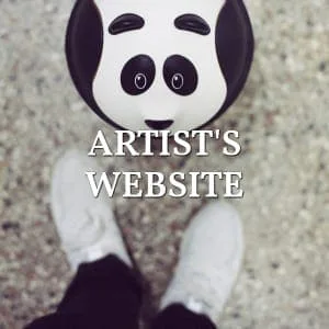 Website von Michal Martychowiec: Pandamaske am Boden zwischen zwei Füßen, Schriftzug „Artist's Website“ über dem Bild