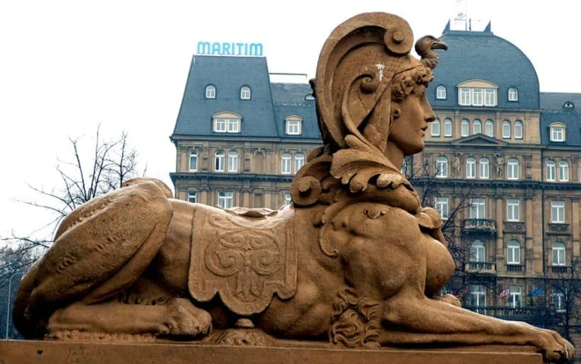 Engel mit Sphinx-Gesichten, 2. Feier: steinerne Sphinx auf der Hamburger Lombardsbrücke vor dem Hotel Maritim