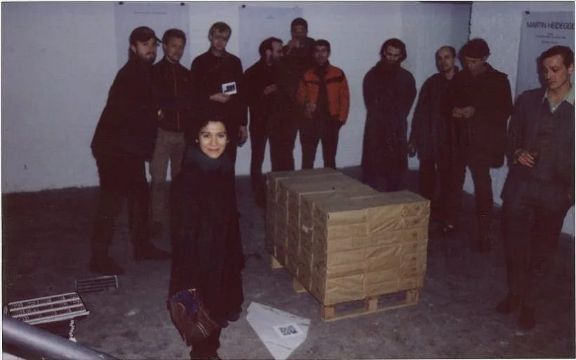JMH Schindele – Die Herme der Kommende Gott: Gruppe von Menschen um eine Holzkiste in einem Galerieraum, altes Foto
