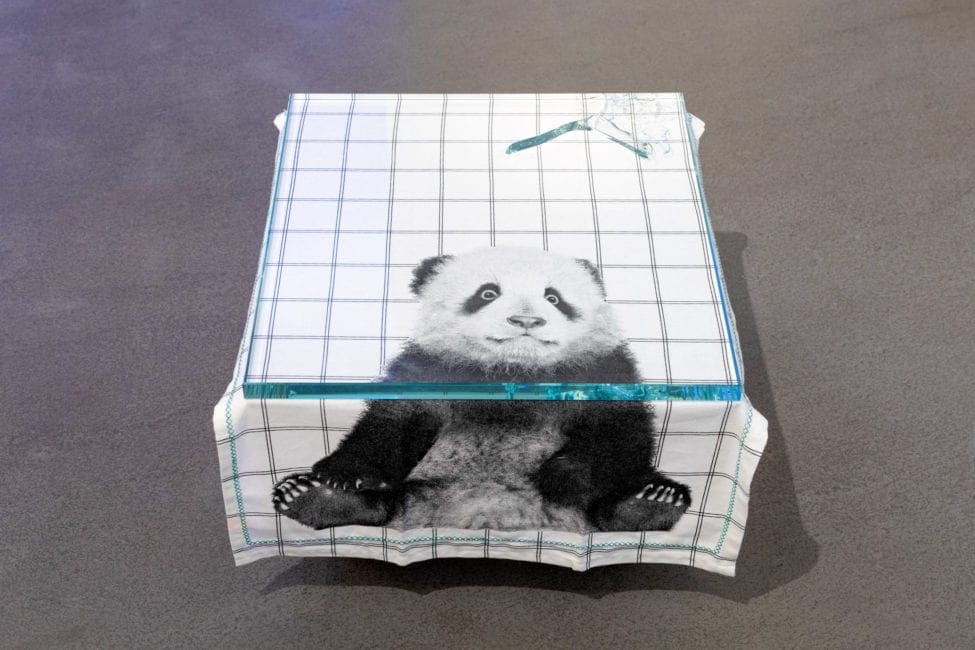 Sinnbild des letzten Menschen? Der Symbolist Martychowiec findet diesen gespiegelt in der Figur des Pandas. Hier ein Blick auf die momentan im Bublitz. Thesaurós. Uhlandstraße. präsentierte Arbeit Shred of Turin von 2020. Sinnbild des letzten Menschen? Der Symbolist Martychowiec findet diesen gespiegelt in der Figur des Pandas. Hier ein Blick auf die momentan im Bublitz. Thesaurós. Uhlandstraße. präsentierte Arbeit Shred of Turin von 2020.